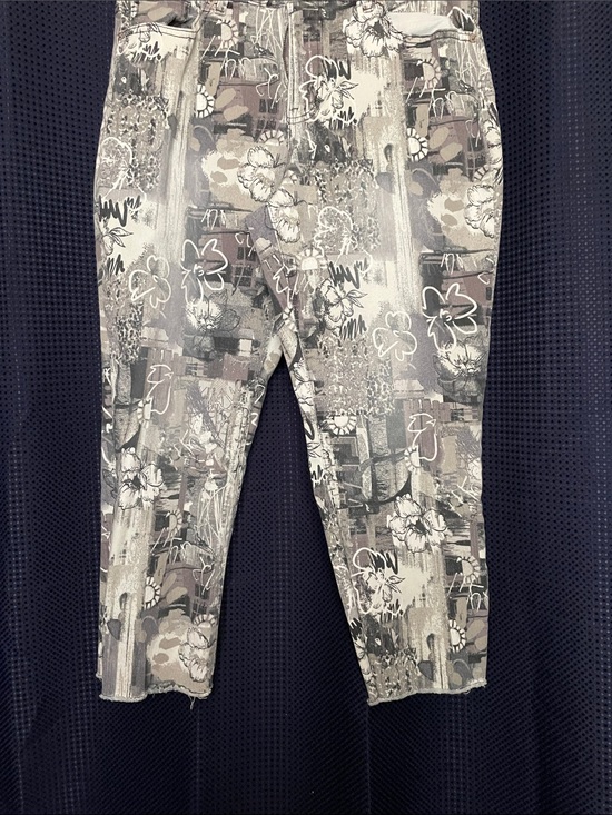 LOGO by Lori Goldstein Pants - LOGO by Lori Goldstein Floral Abstract Capris - Gray Multi